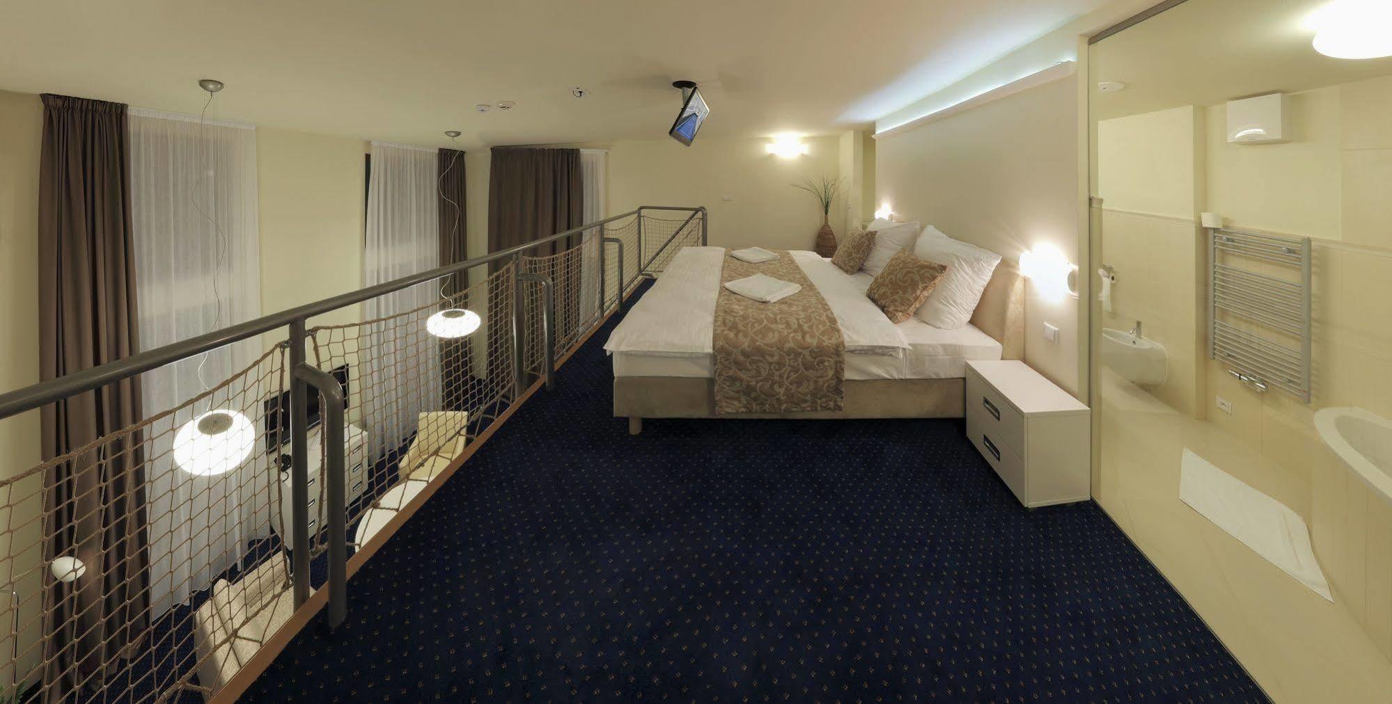 Esmarin Wellness Hotel Мнишек-под-Брди Экстерьер фото